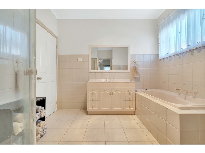1 Woodlea Crescent, Craigieburn VIC 3064