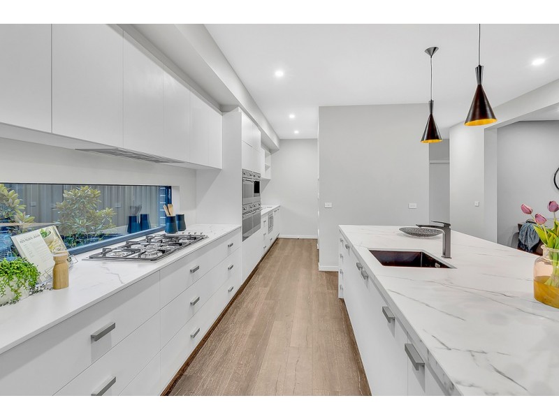 24 Dawnview Crescent, Roxburgh Park VIC 3064