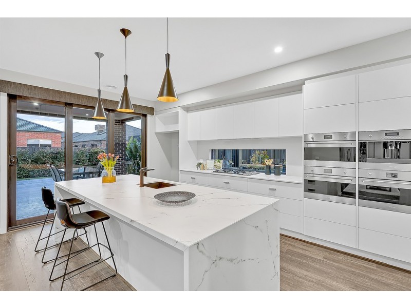 24 Dawnview Crescent, Roxburgh Park VIC 3064