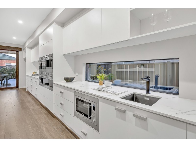 24 Dawnview Crescent, Roxburgh Park VIC 3064
