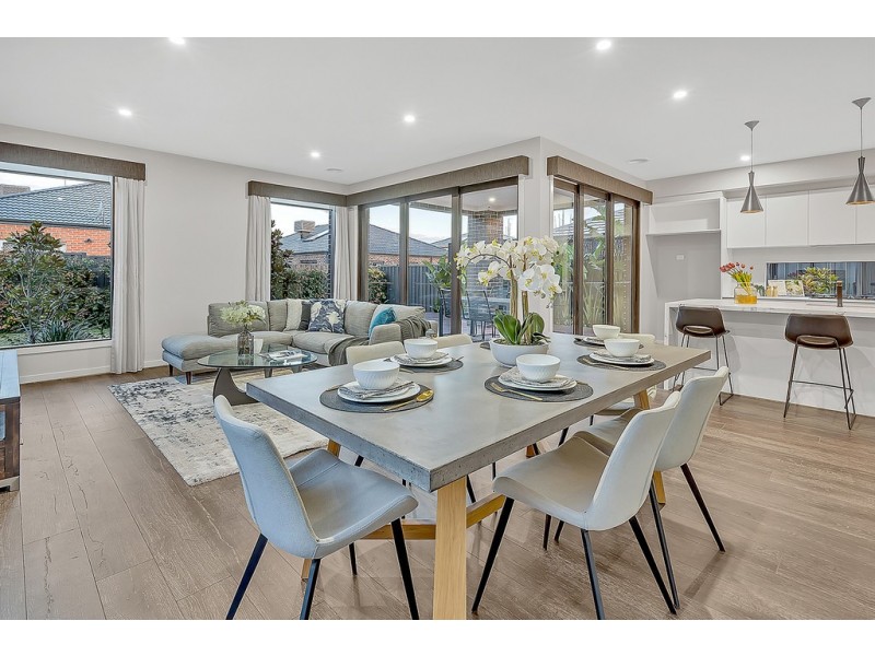 24 Dawnview Crescent, Roxburgh Park VIC 3064