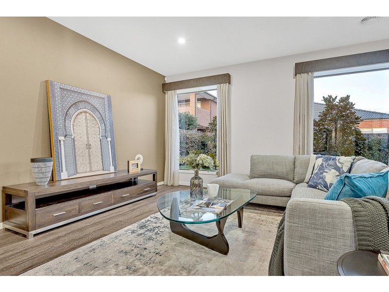 24 Dawnview Crescent, Roxburgh Park VIC 3064