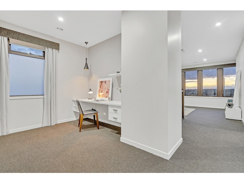 24 Dawnview Crescent, Roxburgh Park VIC 3064