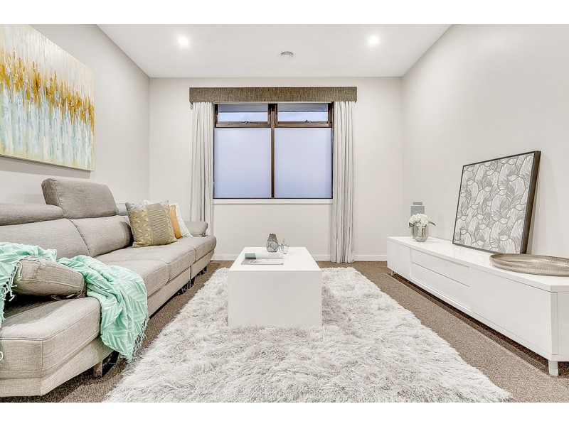 24 Dawnview Crescent, Roxburgh Park VIC 3064