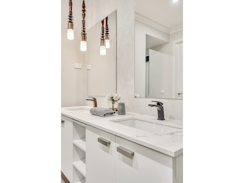 24 Dawnview Crescent, Roxburgh Park VIC 3064
