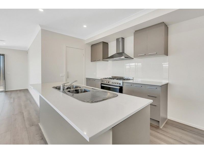 5 Onoway Approach, Mickleham VIC 3064