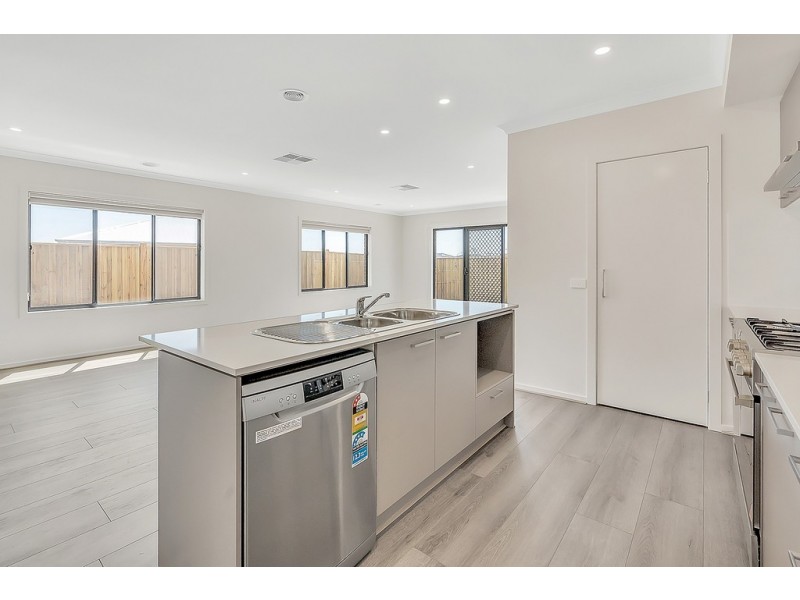 5 Onoway Approach, Mickleham VIC 3064