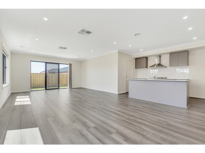 5 Onoway Approach, Mickleham VIC 3064