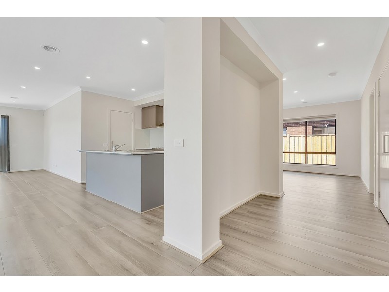 5 Onoway Approach, Mickleham VIC 3064