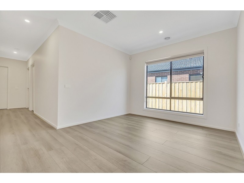 5 Onoway Approach, Mickleham VIC 3064