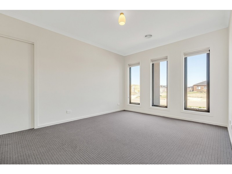5 Onoway Approach, Mickleham VIC 3064