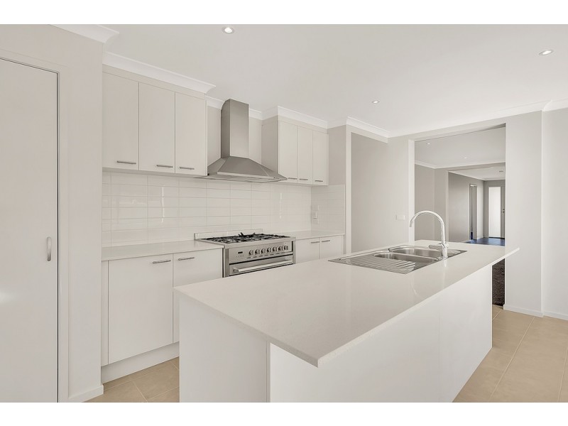 5 Allerby Crescent, Mickleham VIC 3064