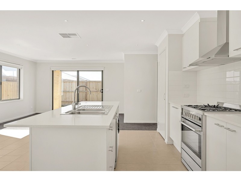 5 Allerby Crescent, Mickleham VIC 3064