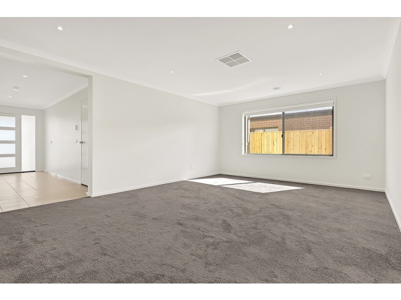 5 Allerby Crescent, Mickleham VIC 3064