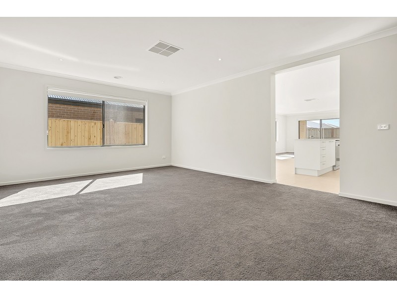 5 Allerby Crescent, Mickleham VIC 3064