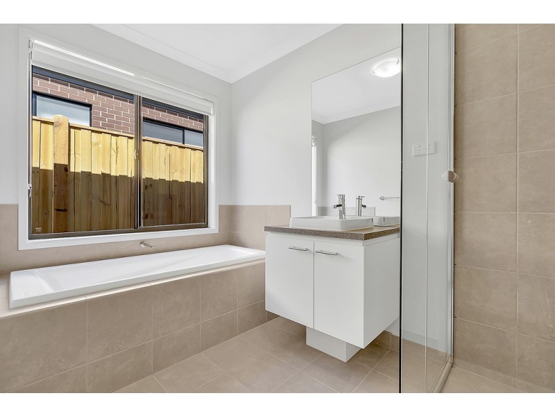 5 Allerby Crescent, Mickleham VIC 3064