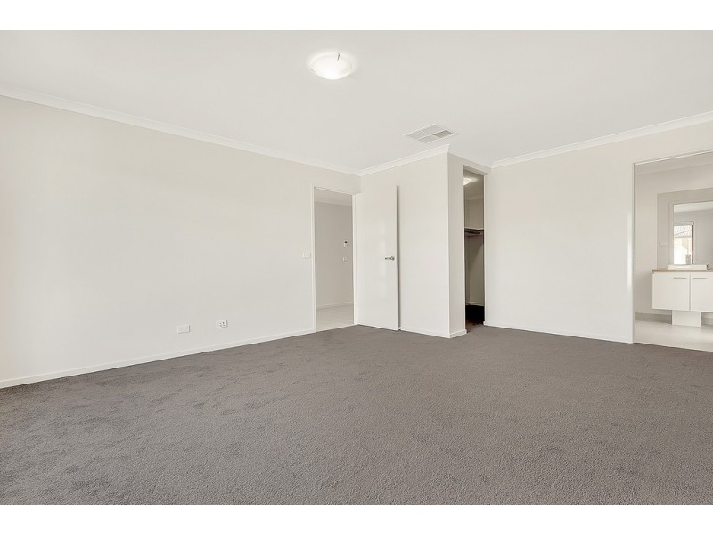 5 Allerby Crescent, Mickleham VIC 3064