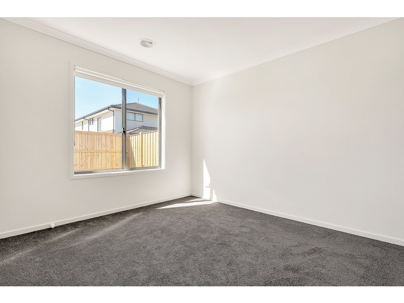 5 Allerby Crescent, Mickleham VIC 3064