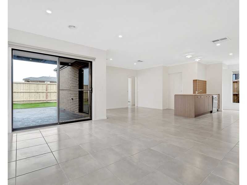 30 Upthorpe Way, Mickleham VIC 3064