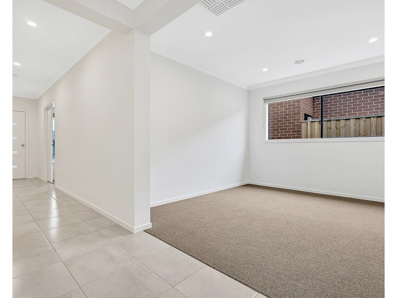 30 Upthorpe Way, Mickleham VIC 3064