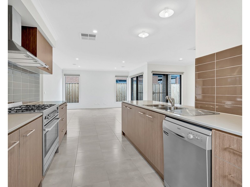 30 Upthorpe Way, Mickleham VIC 3064