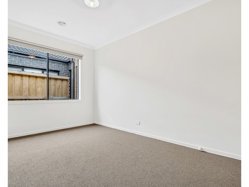 30 Upthorpe Way, Mickleham VIC 3064