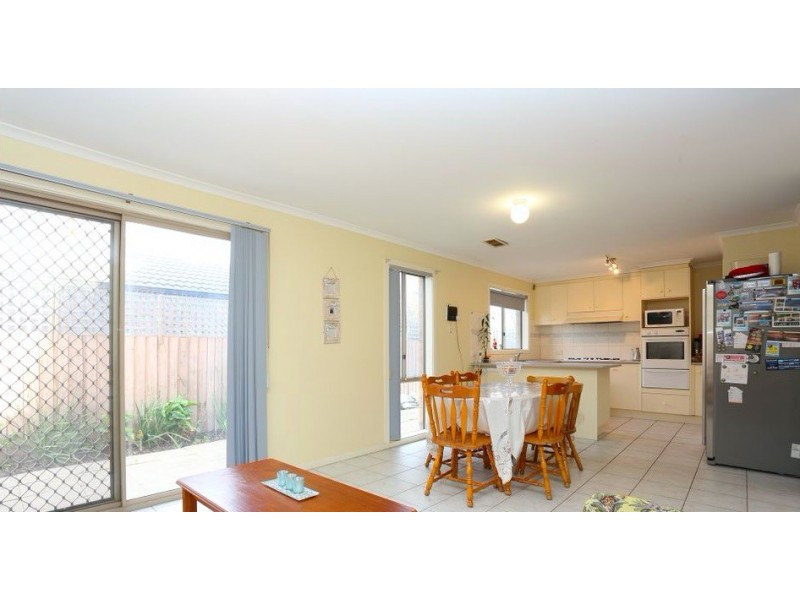 5 McKenzie Crescent, Roxburgh Park VIC 3064