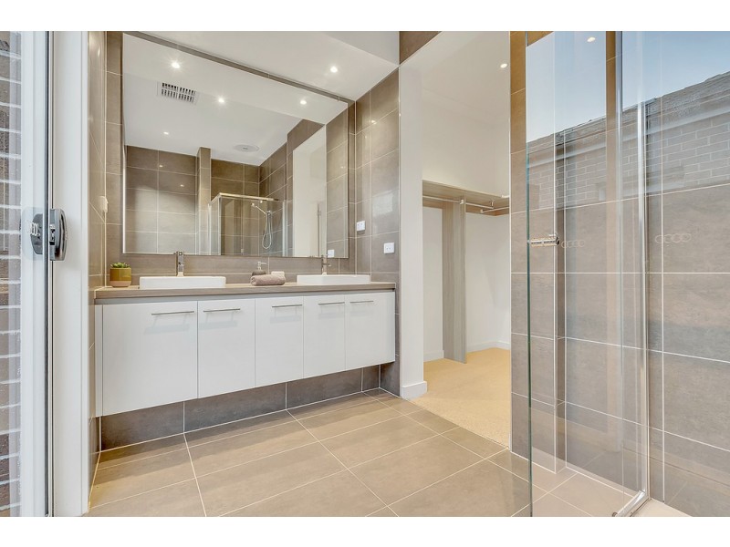 5 Newmarket Parade, Mickleham VIC 3064