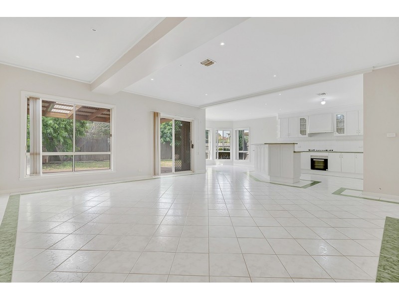 18 McGinness Avenue, Roxburgh Park VIC 3064