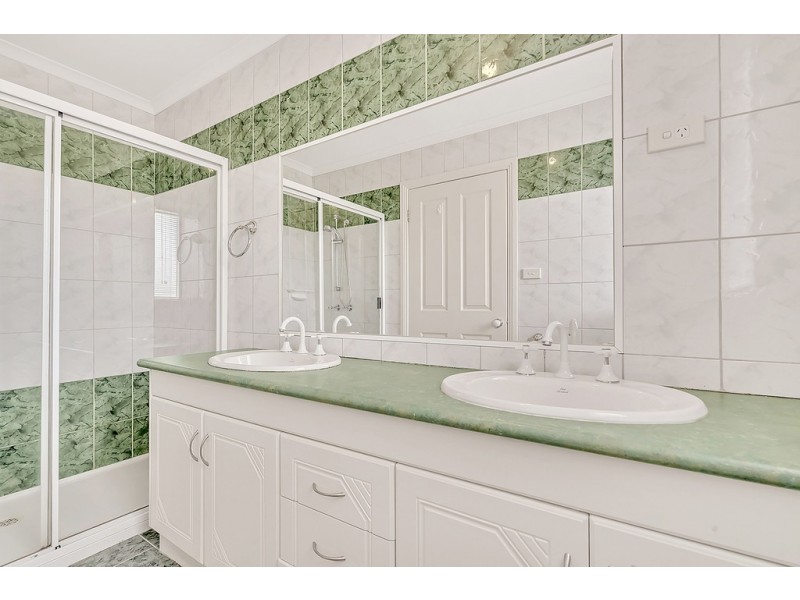 18 McGinness Avenue, Roxburgh Park VIC 3064