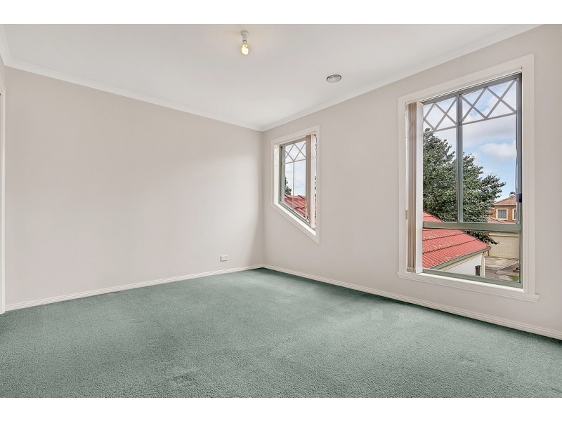 18 McGinness Avenue, Roxburgh Park VIC 3064