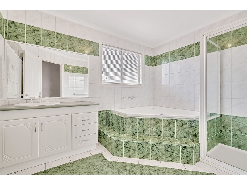 18 McGinness Avenue, Roxburgh Park VIC 3064