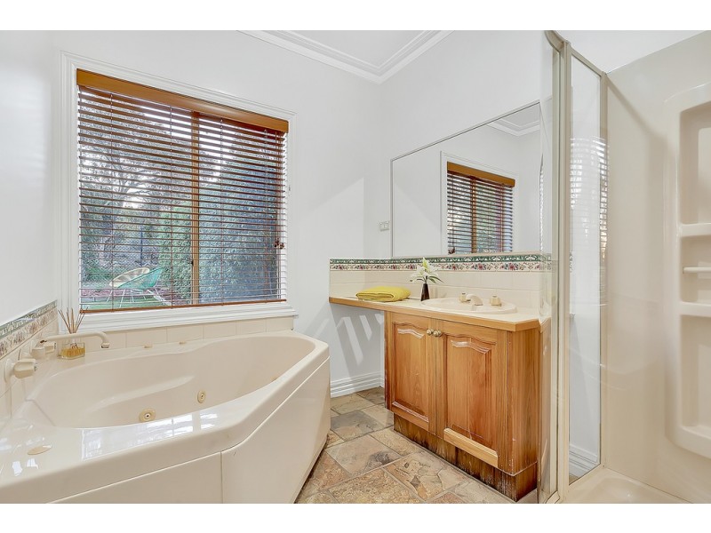 12 Chelmsford Court, Craigieburn VIC 3064