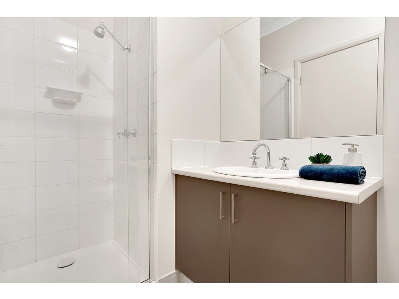 8 Hollows Court, Craigieburn VIC 3064