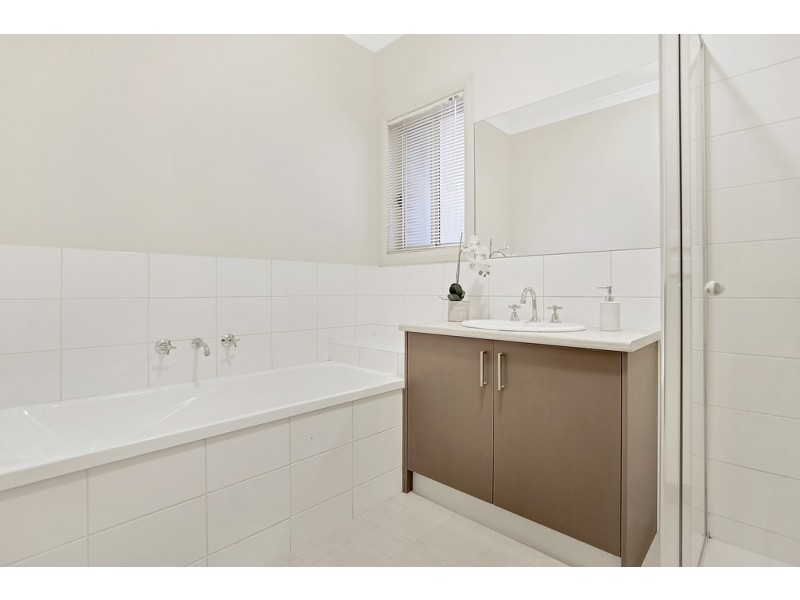 8 Hollows Court, Craigieburn VIC 3064