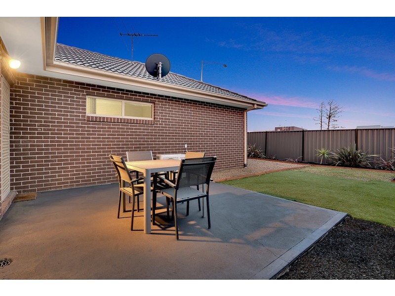 8 Hollows Court, Craigieburn VIC 3064