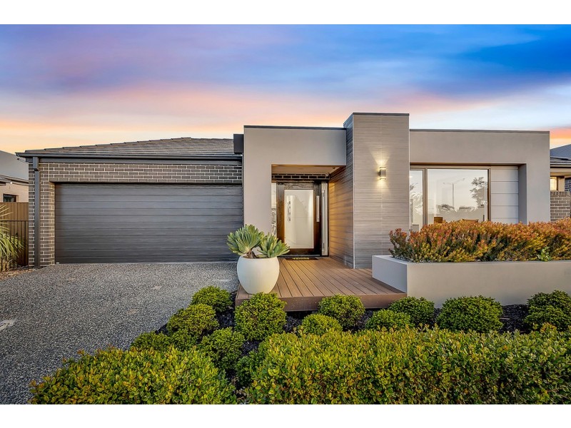 18 Whiteleaf Drive, Mickleham VIC 3064