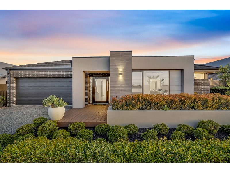 18 Whiteleaf Drive, Mickleham VIC 3064