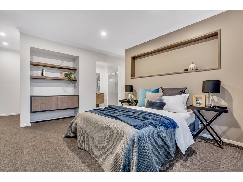 18 Whiteleaf Drive, Mickleham VIC 3064