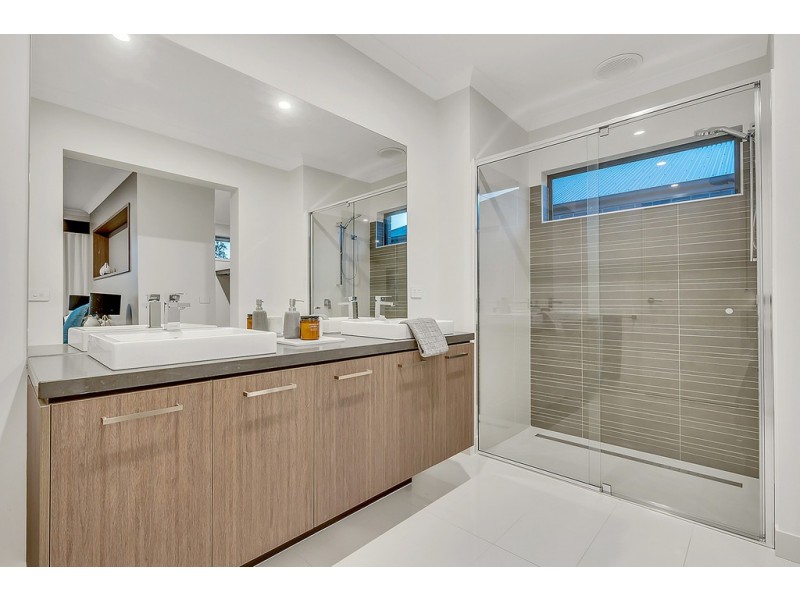 18 Whiteleaf Drive, Mickleham VIC 3064