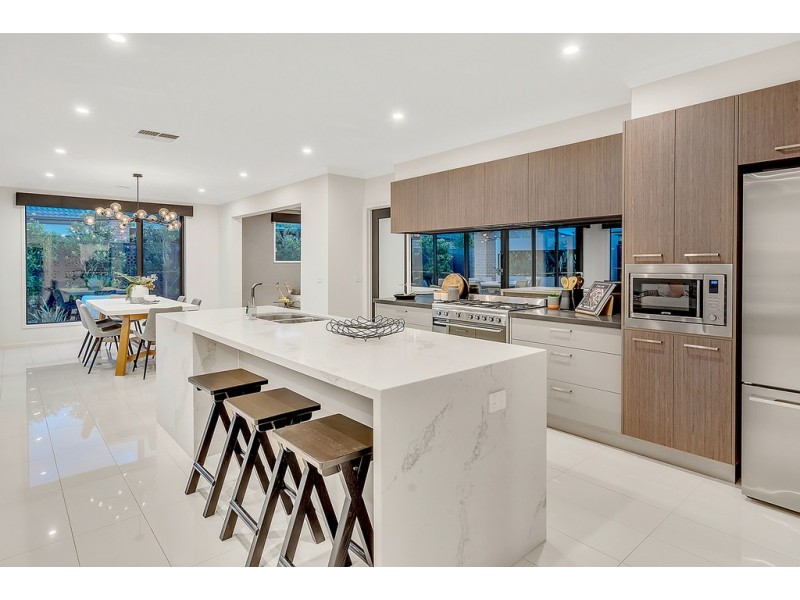 18 Whiteleaf Drive, Mickleham VIC 3064