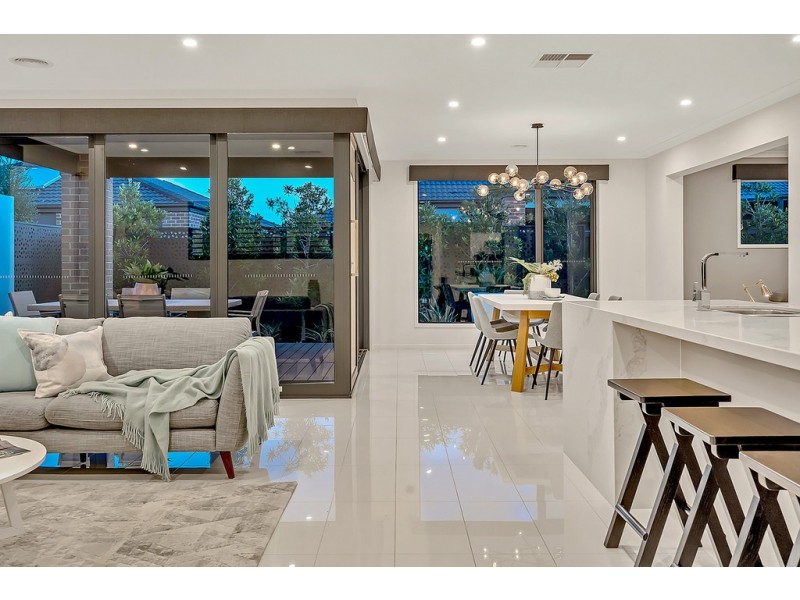 18 Whiteleaf Drive, Mickleham VIC 3064