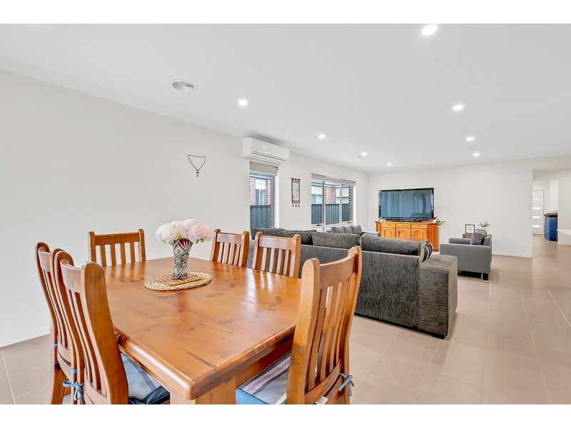 8 Kensley Circuit, Craigieburn VIC 3064