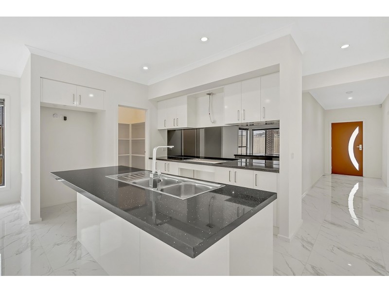 18 Oasis Avenue, Mickleham VIC 3064