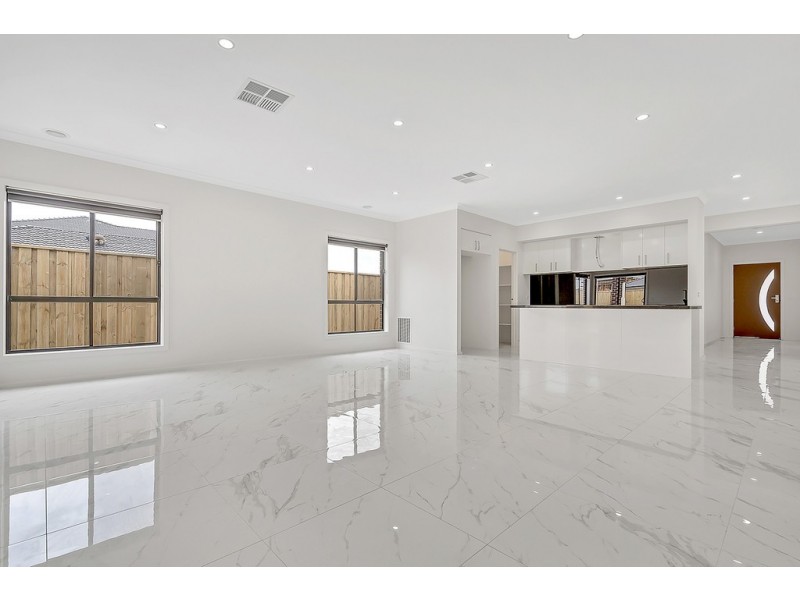 18 Oasis Avenue, Mickleham VIC 3064