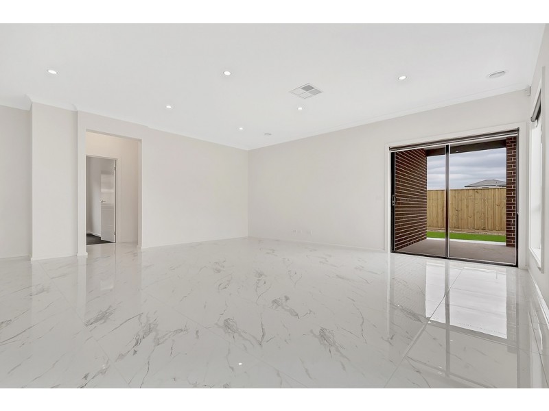 18 Oasis Avenue, Mickleham VIC 3064