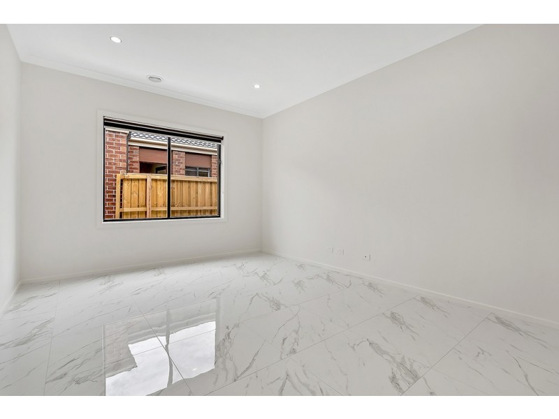 18 Oasis Avenue, Mickleham VIC 3064