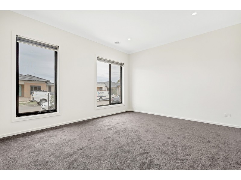 18 Oasis Avenue, Mickleham VIC 3064