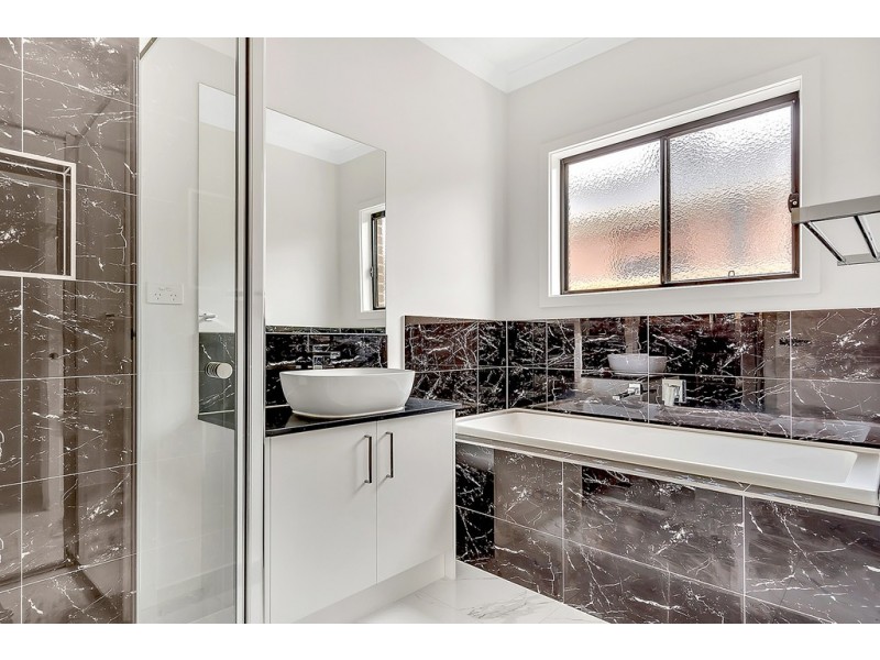 18 Oasis Avenue, Mickleham VIC 3064