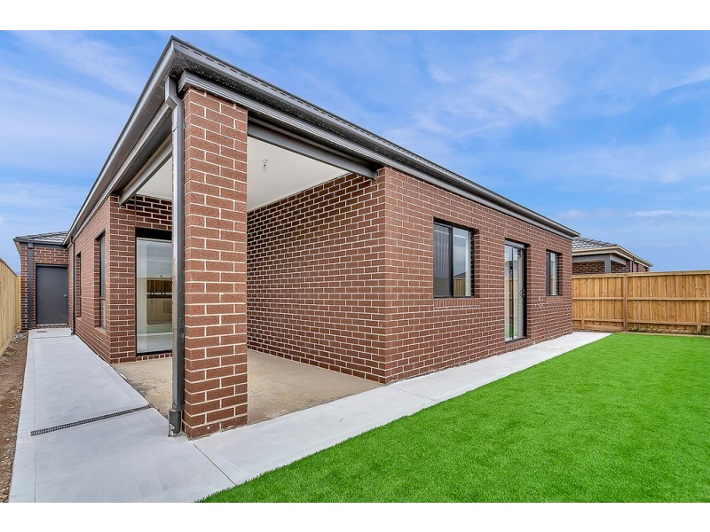 18 Oasis Avenue, Mickleham VIC 3064